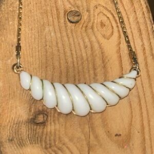 VINTAGE GOLD TONE 1980’s Gatsby Collection White Scalloped Necklace 16in.